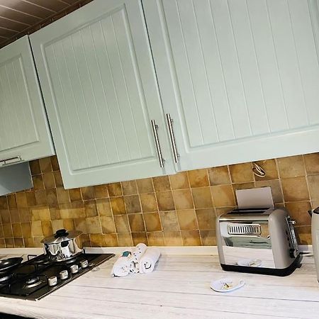 The White House - Cheerful 3 Bedroom Home In Wigan - Ince - Sleeps 7 - Parking - Work Space - Great Motorway Links Ince-in-Makerfield Exterior foto