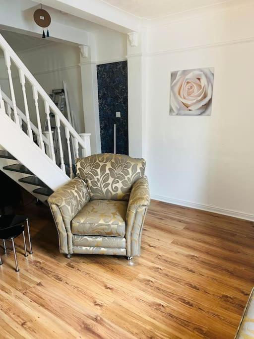 The White House - Cheerful 3 Bedroom Home In Wigan - Ince - Sleeps 7 - Parking - Work Space - Great Motorway Links Ince-in-Makerfield Exterior foto