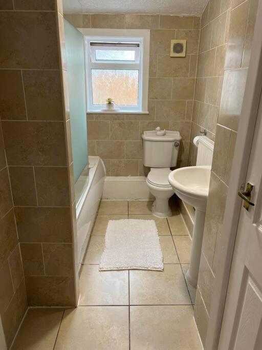 The White House - Cheerful 3 Bedroom Home In Wigan - Ince - Sleeps 7 - Parking - Work Space - Great Motorway Links Ince-in-Makerfield Exterior foto