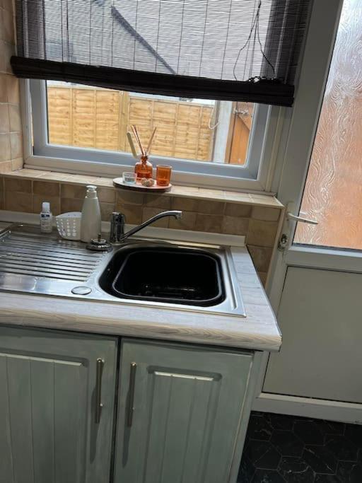 The White House - Cheerful 3 Bedroom Home In Wigan - Ince - Sleeps 7 - Parking - Work Space - Great Motorway Links Ince-in-Makerfield Exterior foto