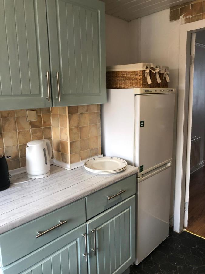 The White House - Cheerful 3 Bedroom Home In Wigan - Ince - Sleeps 7 - Parking - Work Space - Great Motorway Links Ince-in-Makerfield Exterior foto